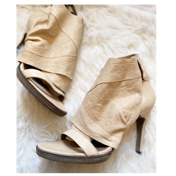 LD Tuttle - Strappy Sandals with Wrap Deta… - Picture 1 of 11